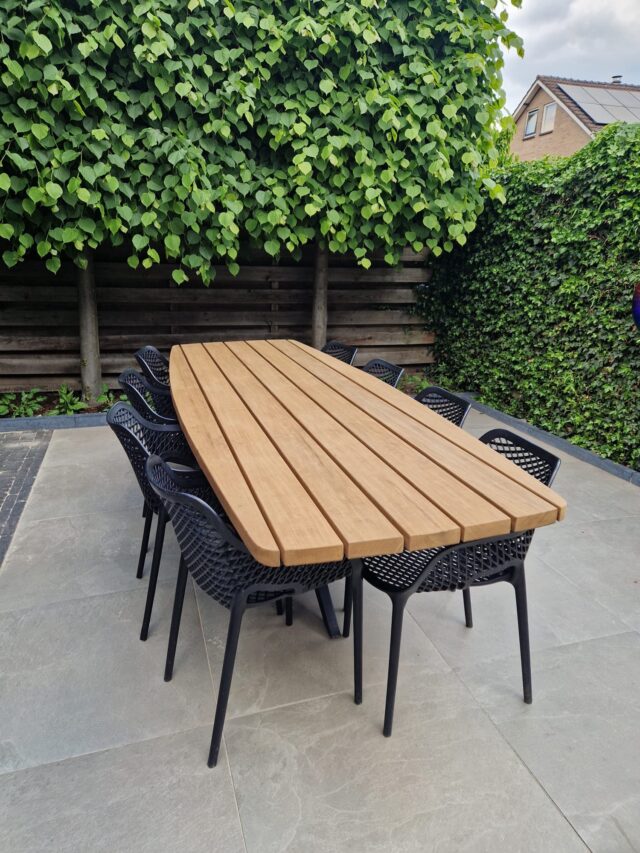 Buitentafel in stuiver vorm van Afrikaans eiken Fraké hout op maat op modern terras in Almelo Twente